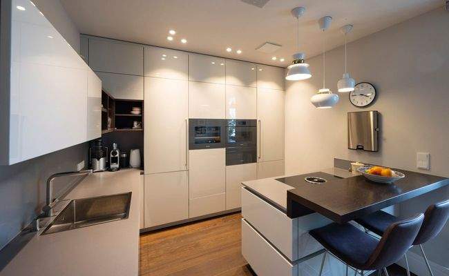 hochwertige Einbauküche mit Zugang zur Loggia Ansicht 2