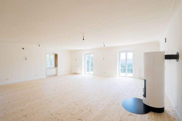 Wohnsalon mit 2 Ausgängen auf den Balkon