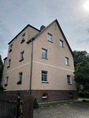 Hausansicht mit Zufahrt Parkplätze