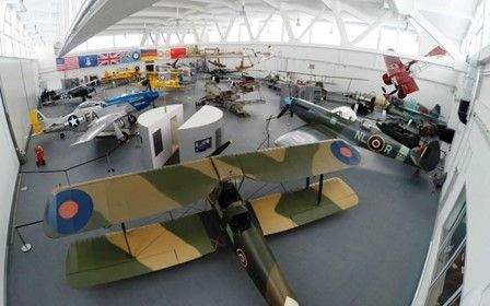 Flugzeugausstellung im Hangar.jpg