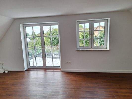 Wohnzimmer (mit Blick auf Terrasse)