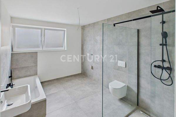 Badezimmer mit Wanne, Dusche und Tageslicht, FENSTER