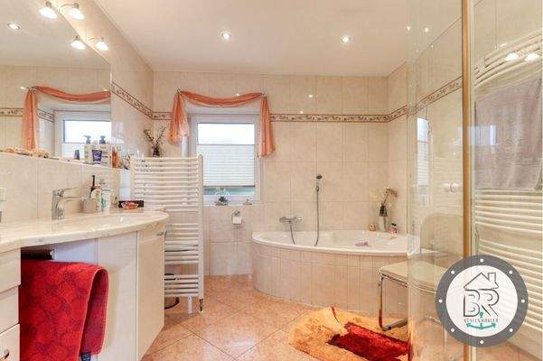 Modernes Badezimmer im Erdgeschoss