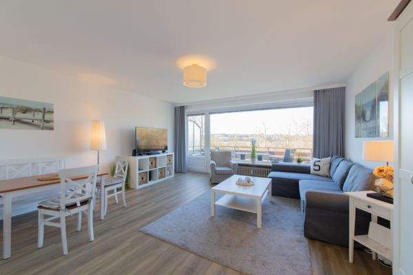 Wohn - und Essbereich mit Zugang zum Balkon (Südwest-Ausrichtung)