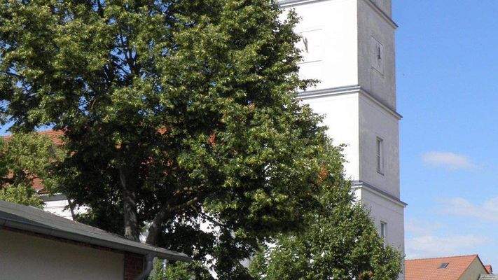 Blick vom Hof zum Marktplatz mit Kirchturm 