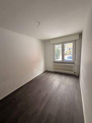 Leeres Zimmer mit Fenster