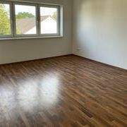 Leeres Zimmer mit Fenster