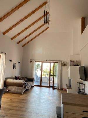 Wohnzimmer mit neu gestalteter Decke 