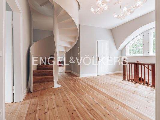 Flur im Dachgeschoss mit Spindeltreppe zum Dachboden