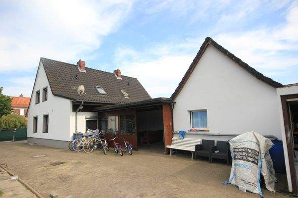 Seitenansicht mit Nebengebäude