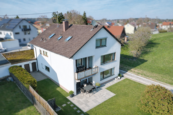 Südseite mit Mustergarten