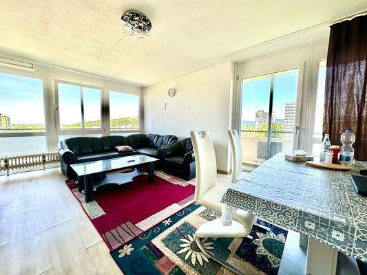 Helles Wohn- und Esszimmer