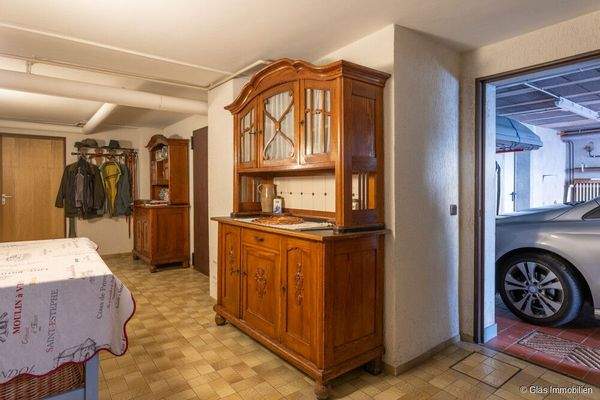 Zugang zur Doppelgarage im UG