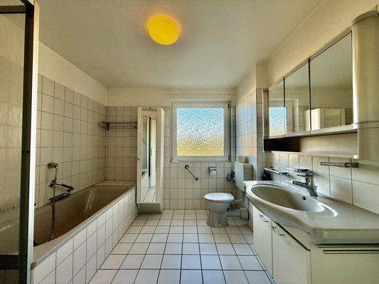 Bad mit Dusche und Badewanne