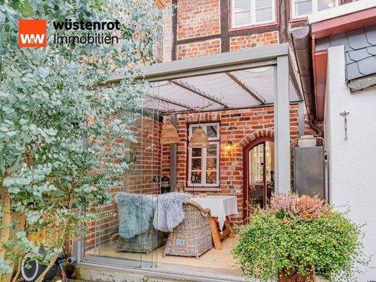 Überdachte Terrasse mit Garten