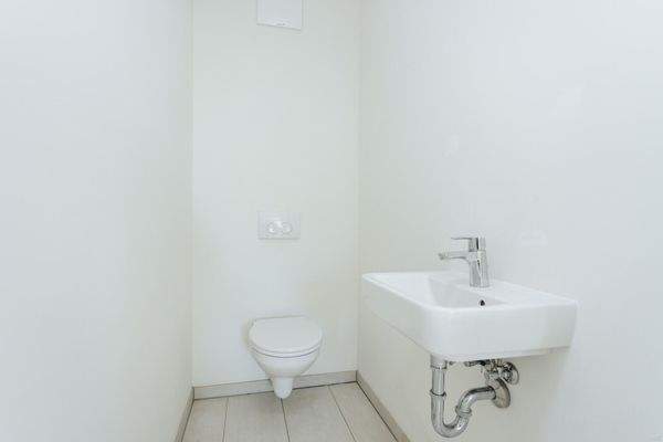 extra WC mit Handwaschbecken