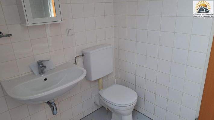 Badezimmer mit Wanne, WM, und WC