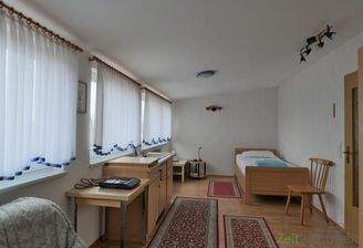 Blick in den hellen Wohnraum