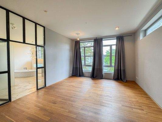 Zimmer1_OG_Blick ins Bad