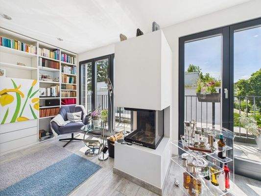 Wohnbereich mit Kamin und Balkon