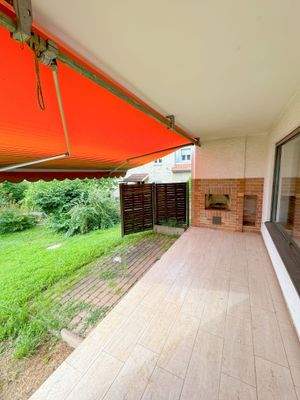 Terrasse mit Markise und Außenkamin