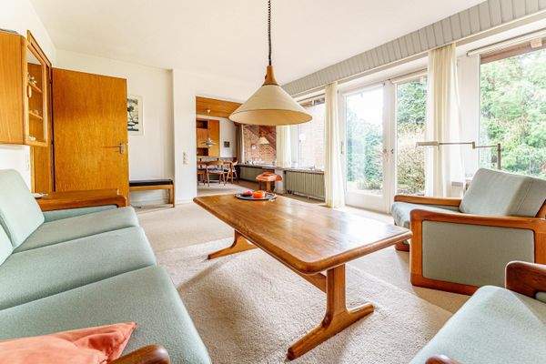 Lichtdurchflutetes Wohnzimmer.