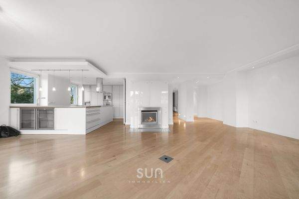 LICHTDURCHFLUTETES WOHNZIMMER 