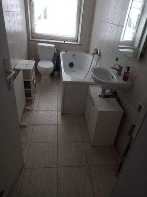 Helles Badezimmer mit Wanne