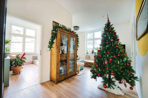 Wohnzimmer mit Zugang zum Arbeits-/Kinderzimmer