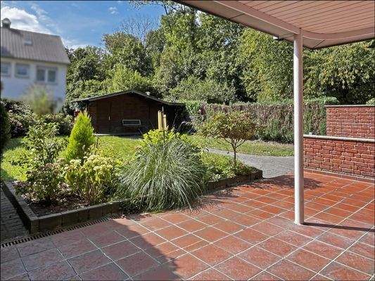 Blick von der Terrasse in den Garten