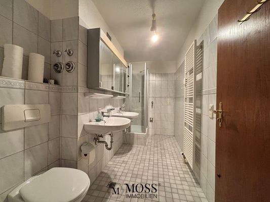 Badezimmer mit Badewanne und Dusche