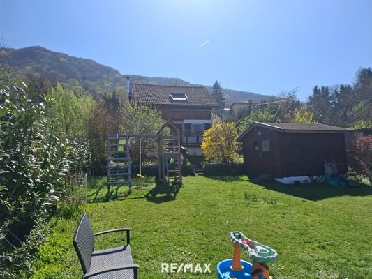 Garten mit Gartengeräte