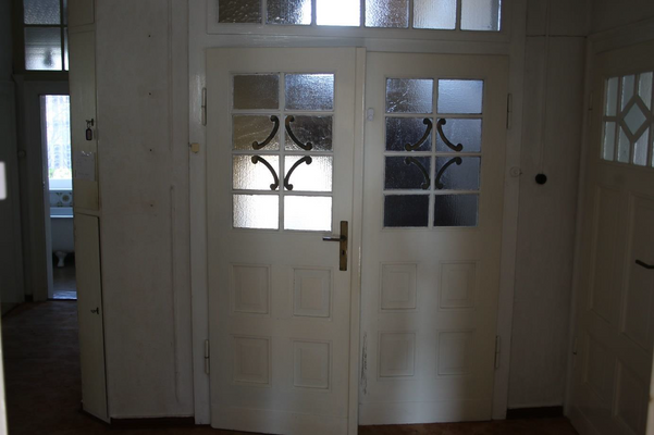 Eingangstür zu den Wohnungen