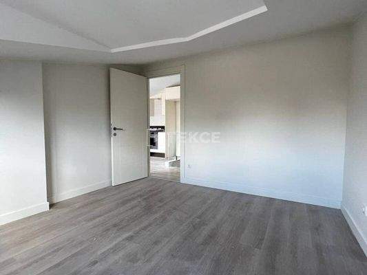 Duplex Apartment Close to Metrobüs Station in İstanbul Beşiktaş