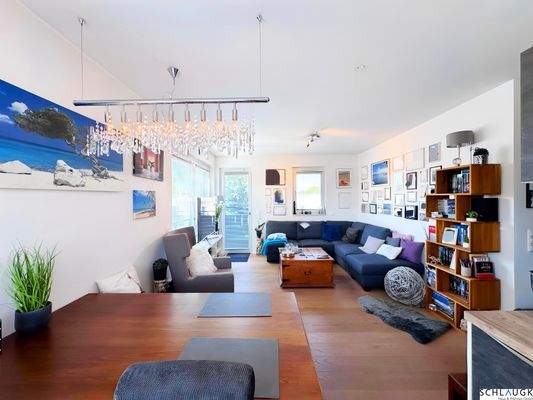 Wohnzimmer mit Terrasse und Balkon