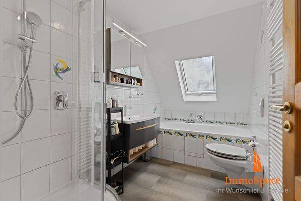 Blick ins Tageslichtbadezimmer