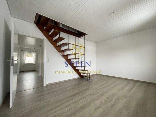 1.OG Zi 3 mit Treppe Bild 1