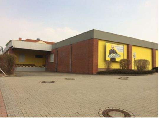 Zufahrt zum LKW-Ladebereich des Einkaufsmarktes