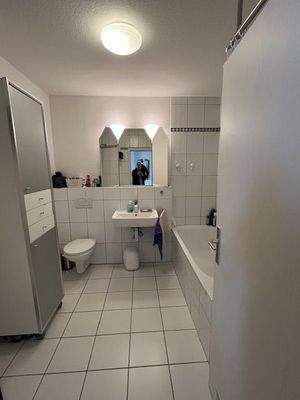 Badezimmer mit Dusche und Badewanne