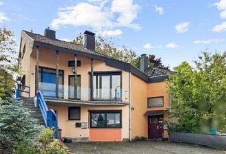 Hausfront inkl. Parkplätze