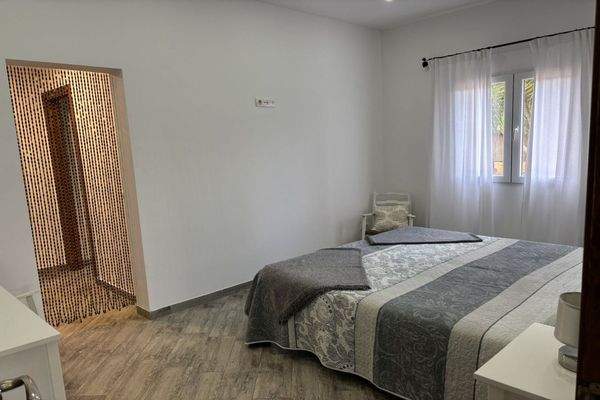 Schlafzimmer mit Doppelbett, Ankleide und Bad en Suite