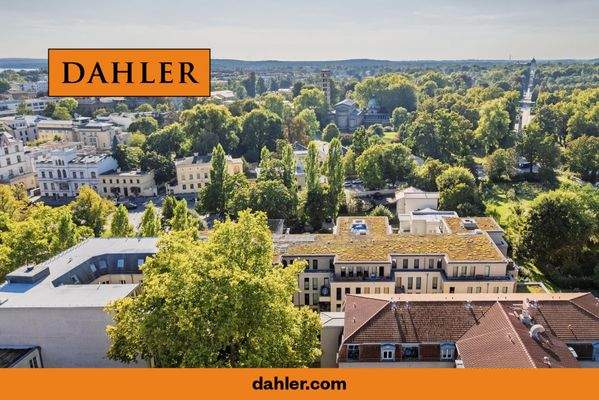 Luftbild mit Blick auf die Friedenskirche und den 