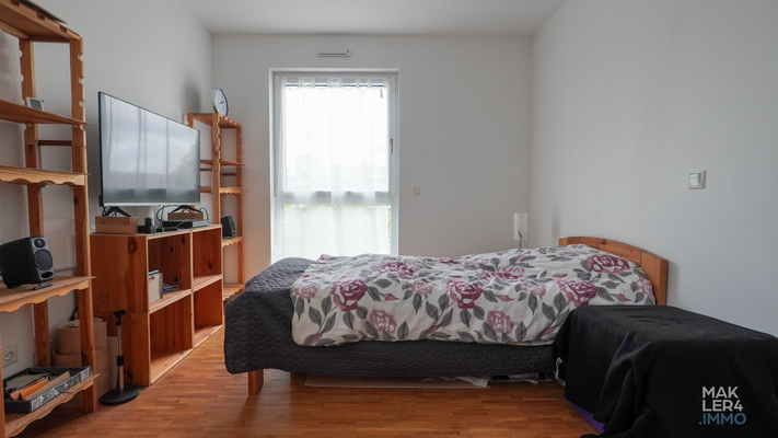 Schlafzimmer mit bodentiefem Fenster