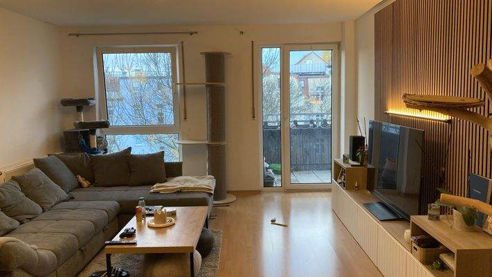 Wohnzimmer mit Ausgang zum Balkon