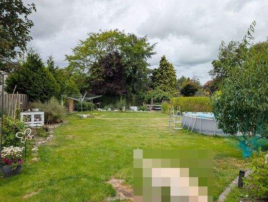 großer, weitläufiger Garten