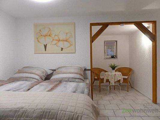 Boxspringbett und Sitzecke