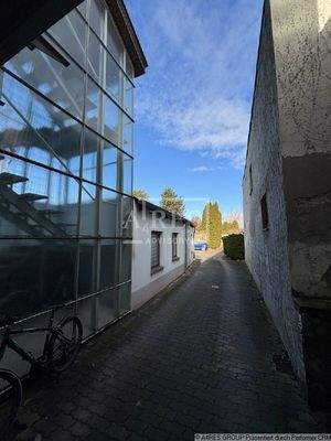 Einfahrt und Treppenhaus