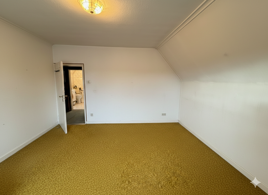 Schlafzimmer OG Blickrichtung Norden zum Flur und Bad