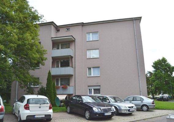 Seitenansicht eines mehrstöckigen Wohngebäudes