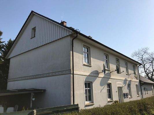 Zweistöckiges Wohnhaus